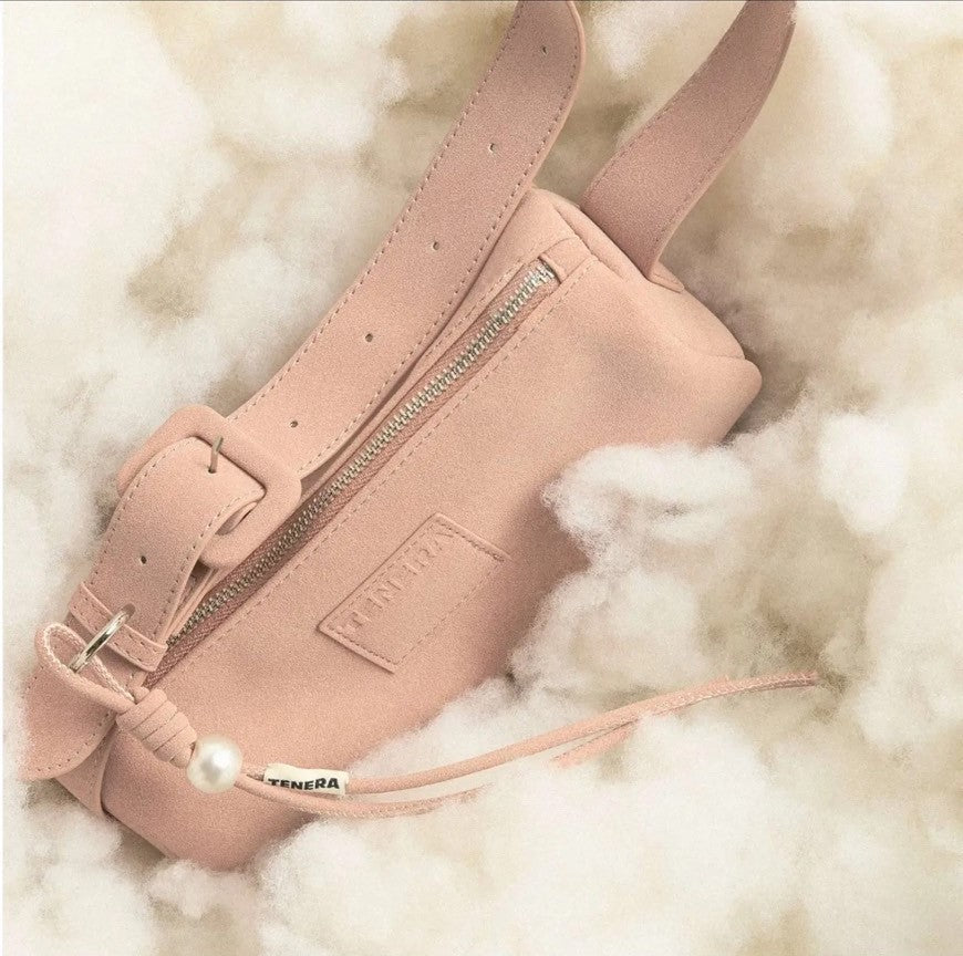 【TENERA 】麂皮圓筒枕頭包 柔霧粉